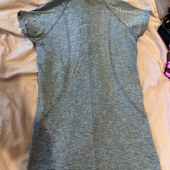 Lululemon Gray Tee Size 4 - Picture 2 of 2